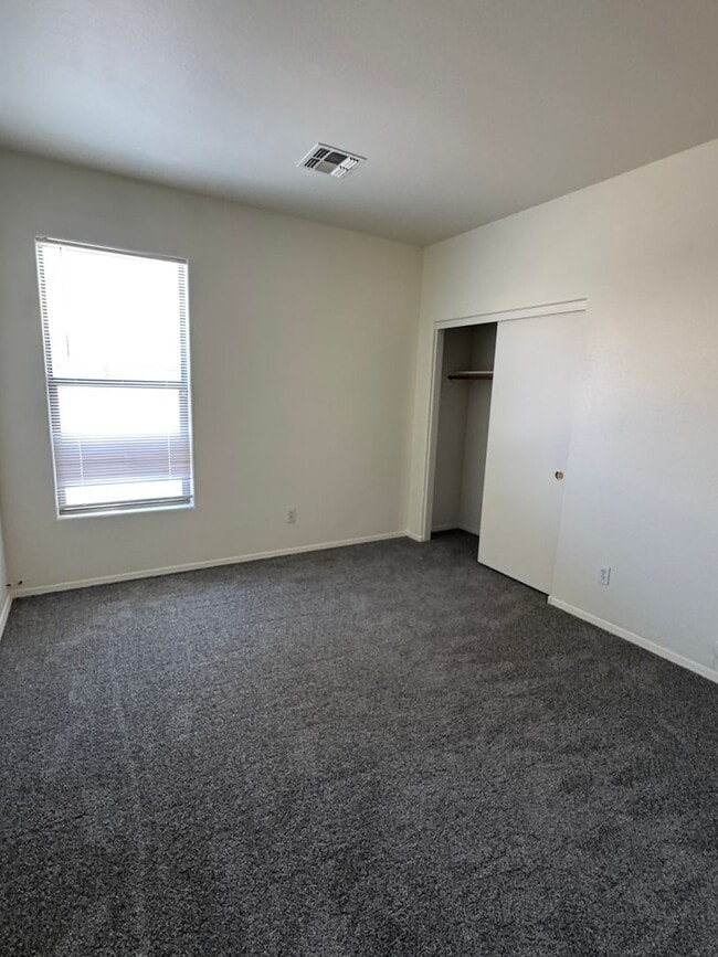 Building Photo - NEW PAINT, NEW CARPET Spacious 3 bedroom p...