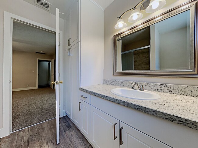 Building Photo - 3137 La Mesa Dr