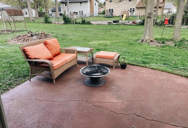 Building Photo - 4 bedroom house available SOON!