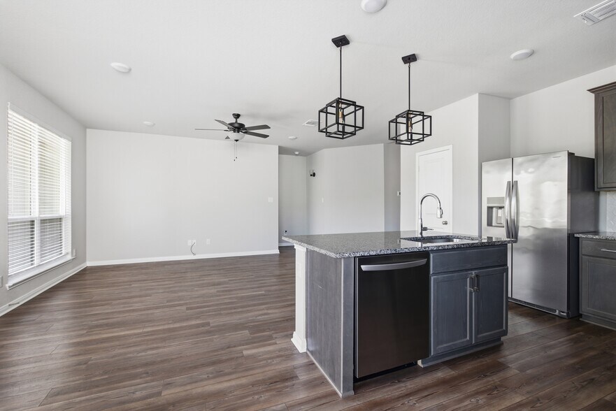 Building Photo - 5613 St Charles Dr