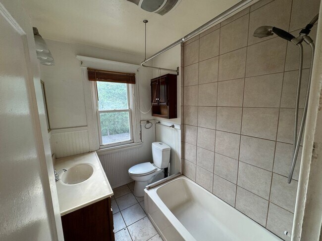 Building Photo - Pittsburgh, Mt. Washingtom Neighborhood- 3 Bedroom 1 Bath House, Yard