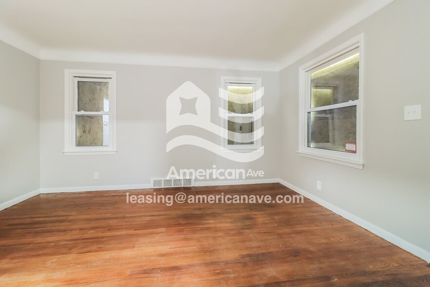 Building Photo - 5065 Lafontaine St