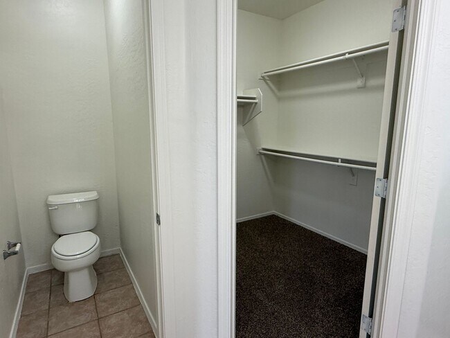 Building Photo - BRAND NEW CARPET 3 Bedroom 2 Bathroom Spacious Floorplan!