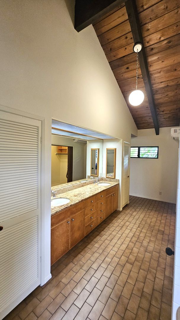 Building Photo - Kaneohe Bay 4/3.5 with way to much to list!