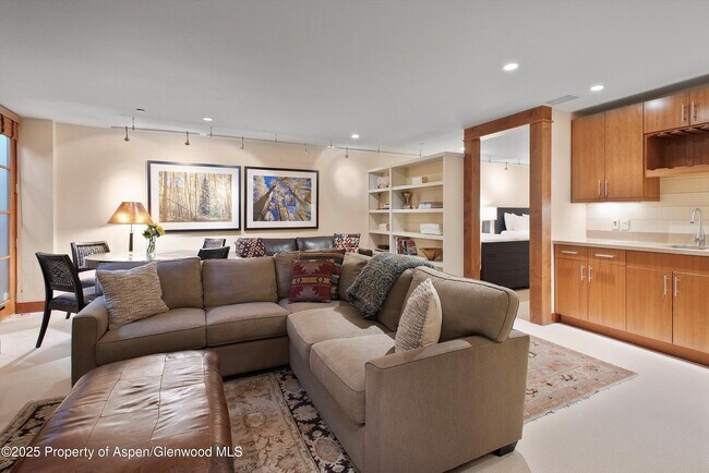 Building Photo - 714 S Galena St