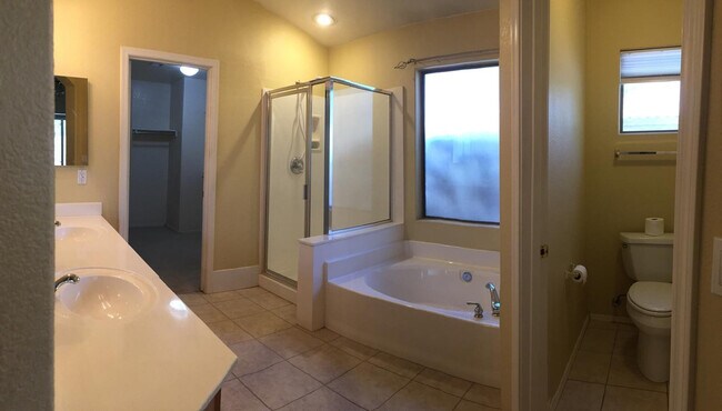 Building Photo - 374 W Oriole Way