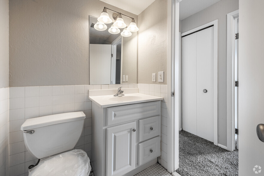 2 BR....Main Bath - Summit Ridge Apartments