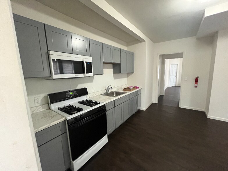 Building Photo - 114 Monmouth St