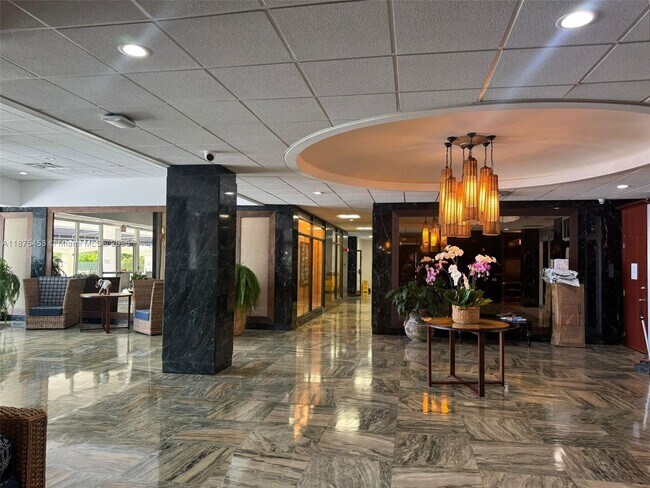 Building Photo - 500 Bayview Dr