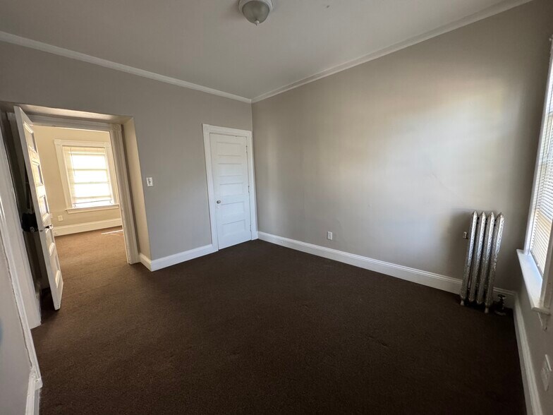 bedroom 1 - 905 Roosevelt Ave