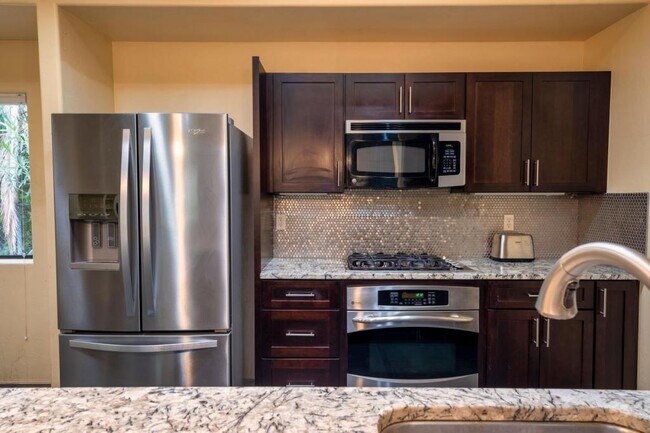 Building Photo - 2010 E 1st St