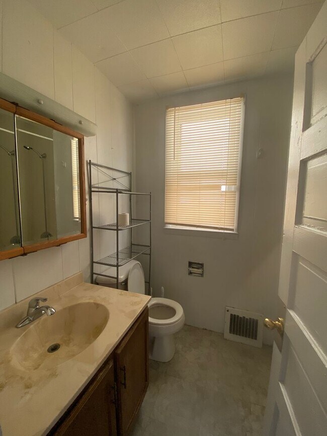 Building Photo - 2 Story two bedroom house $750 per month