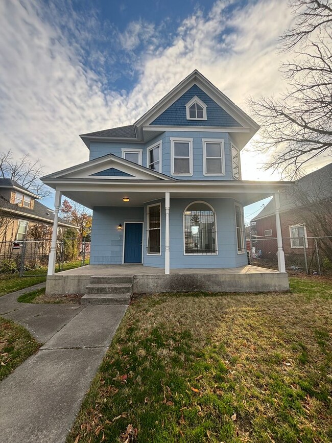 Building Photo - 3 Bedroom Updated Home