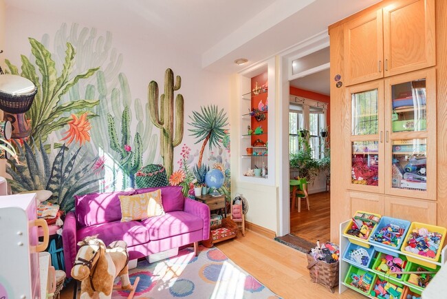 Building Photo - Unbeatable Family Home in the City w/ Park...