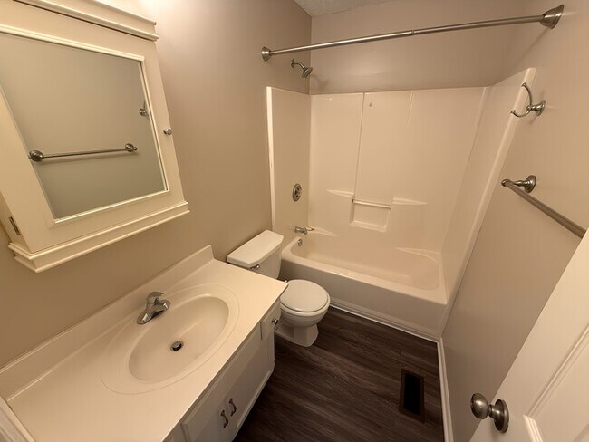 Building Photo - 2 Bed, 1.5 Bath Renovated Townhome!