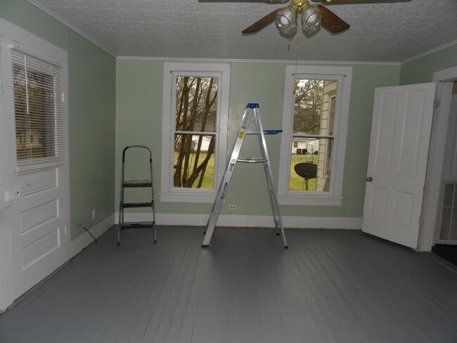 Building Photo - 505 Ave 2 NE