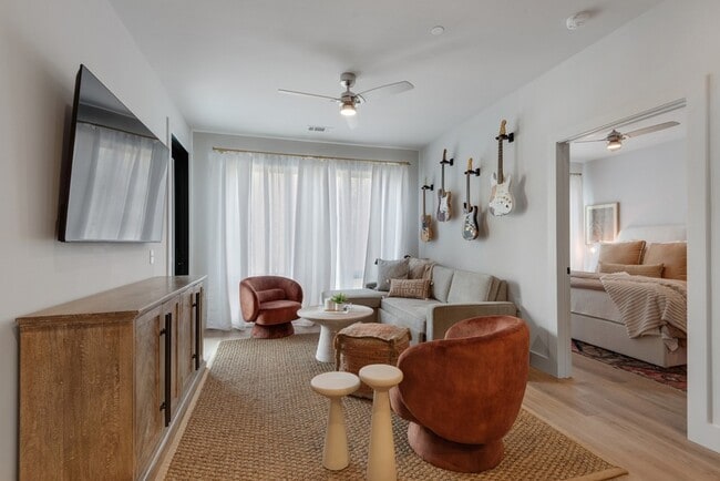 Building Photo - 303 31st Ave N