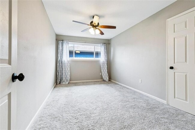 Building Photo - 1433 Poinsettia Dr