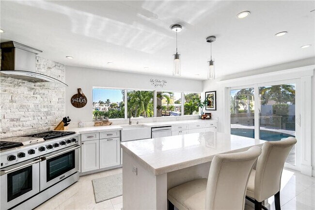 Building Photo - 2948 NE 35th Ct