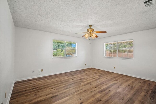 Building Photo - Charming 3-Bedroom Home with Garden Oasis