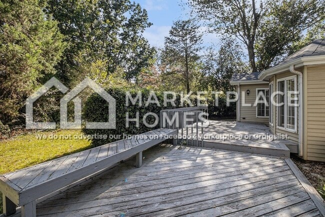 Building Photo - 1570 Meadowview Dr