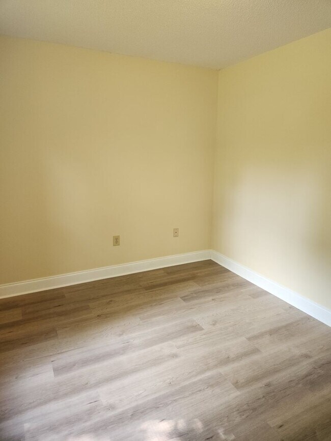Building Photo - Lovley 3 Bedroom 2 Bath