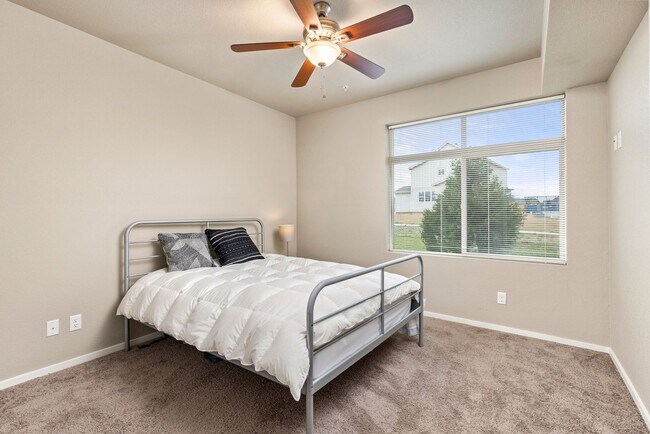 Building Photo - Clean and Modern Ground-Floor Condo with C...