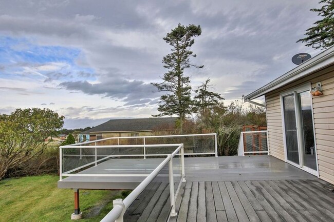 Building Photo - Lovely Home Located Off West Beach with View!