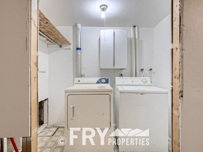 Building Photo - Updated large 2bed/1bath