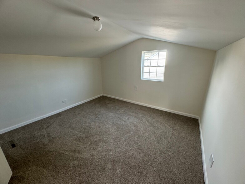 Building Photo - 6 Lansbury Ct