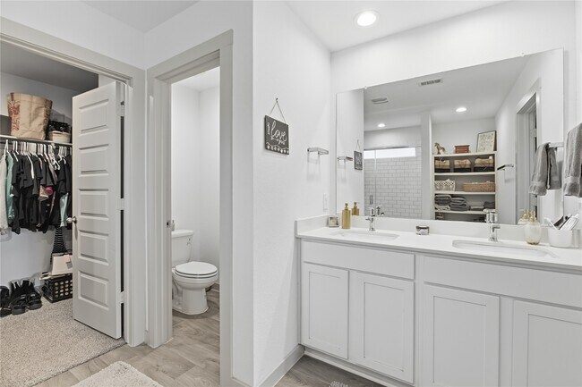 Building Photo - 130 Lk Wy Cir