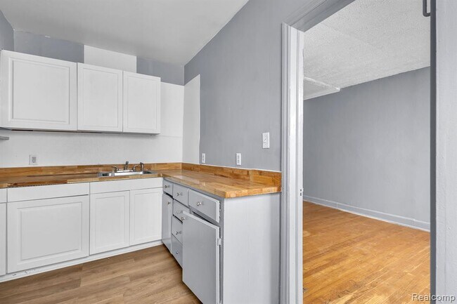 Building Photo - 17701 Manderson Rd