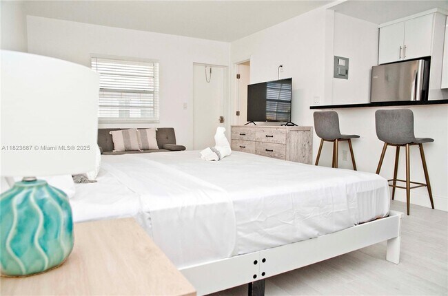 Building Photo - 4109 N Ocean Dr