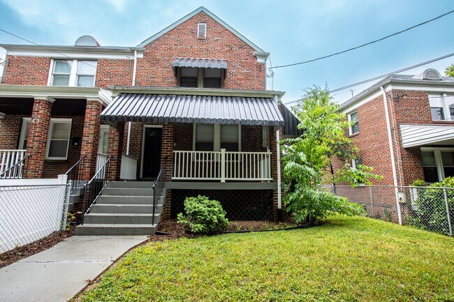 Primary Photo - Charming 3 BR/3 BA Semi-Detached Home in F...