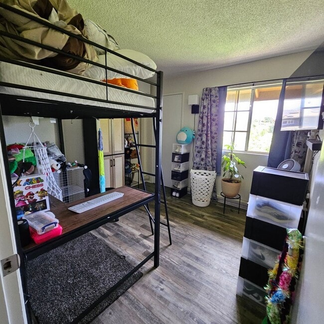 Building Photo - Pet Friendly Upstairs 2/1.5-bedroom North ...