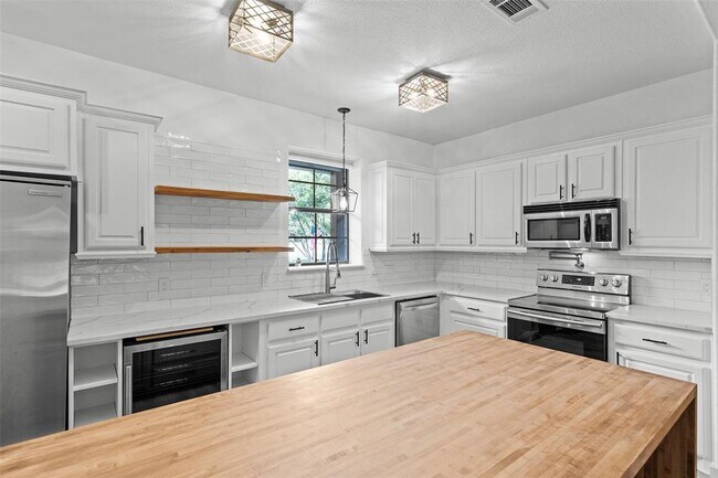 Building Photo - 14913 Longbranch Dr