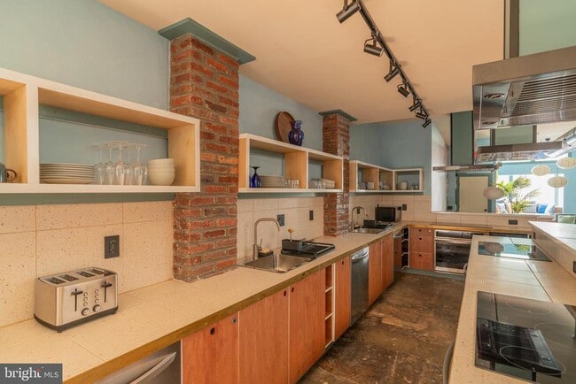 Building Photo - 711 G St SE