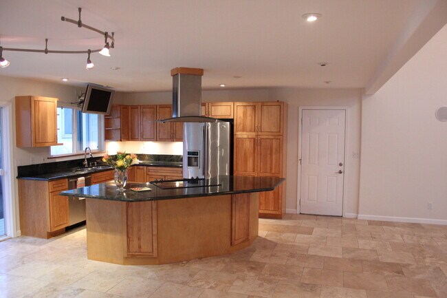 Building Photo - Part of a 2-unit CPR. 4 bedroom 3.5 bath with attached garage. Approx 1961 sf