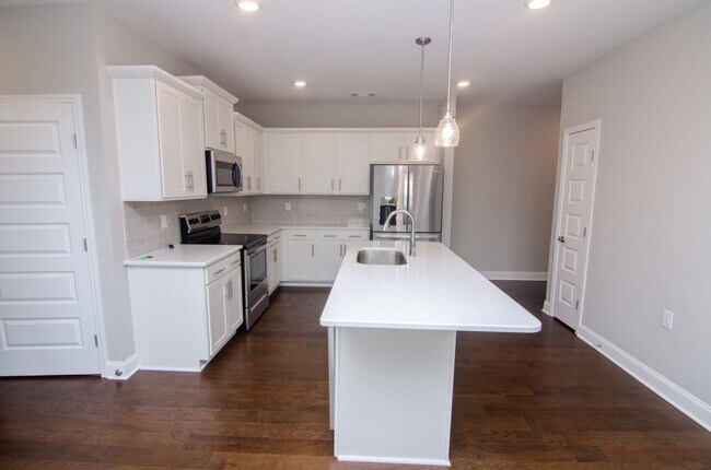 Building Photo - Stunning Condo with Garage space