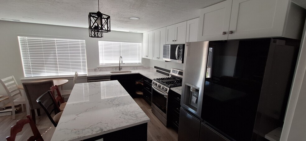 Building Photo - 704 N Bennedict Dr