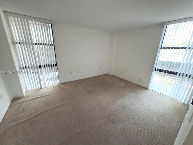 Building Photo - 3675 N Country Club Dr