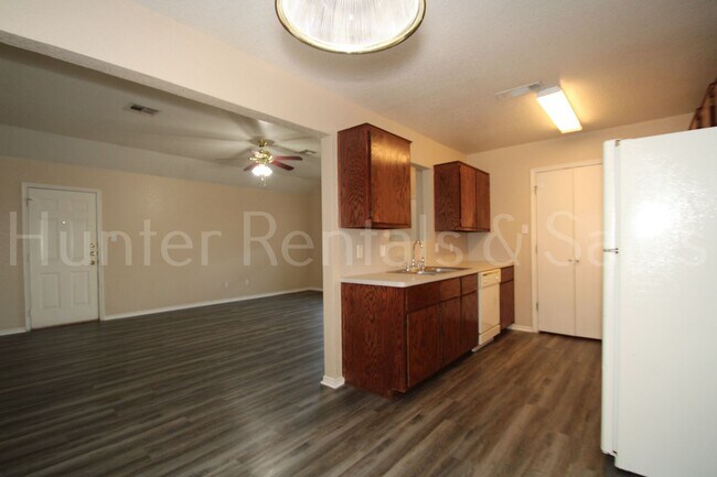 Building Photo - Spacious Duplex!
