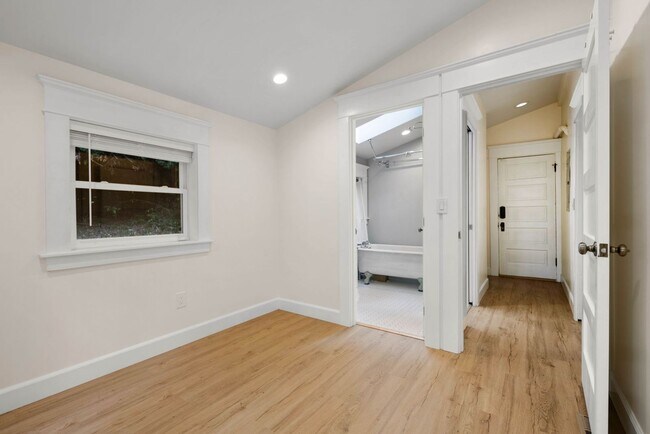 Building Photo - 712 SW 3rd Pl