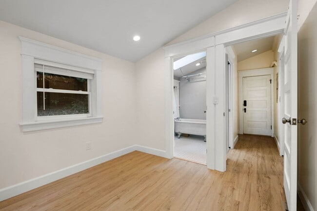 Building Photo - Bright 3 Bed | 2 Bath Home in Renton – 1,000 Sq Ft