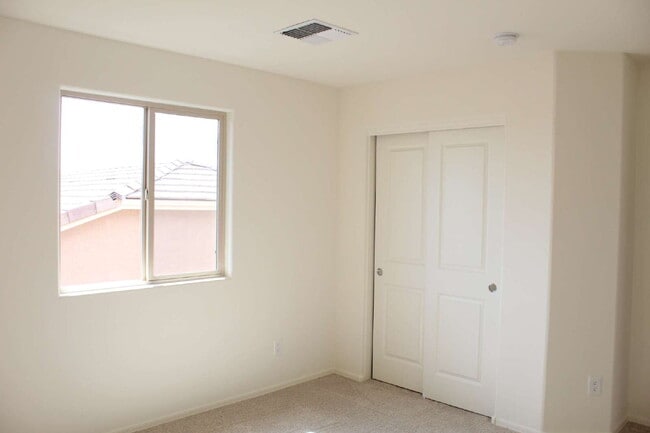 Building Photo - "Spacious 4-Bedroom with 2.5 Baths availab...