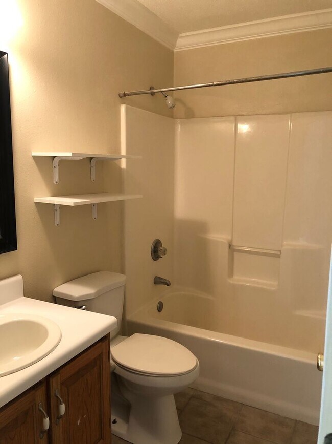 Building Photo - Beautiful Pace Home