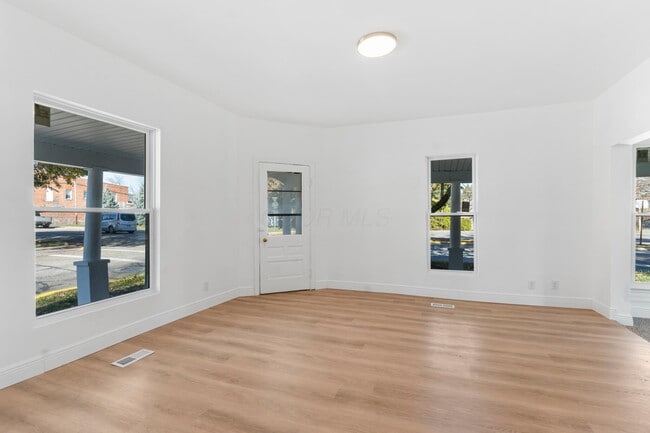 Building Photo - 89 Maple St