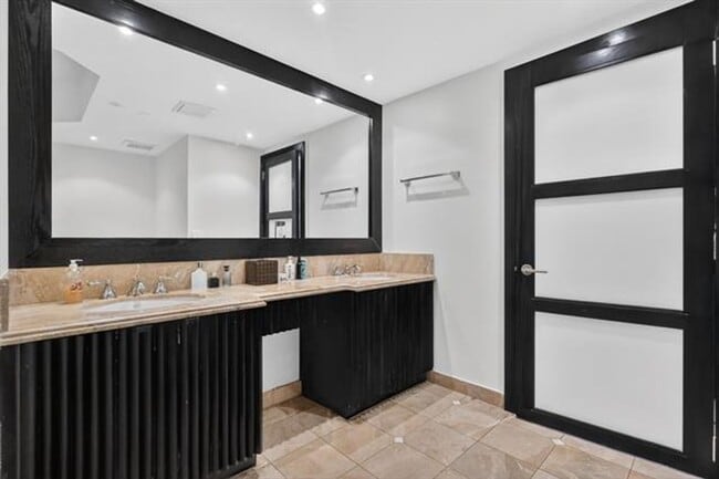 Building Photo - 9595 Collins Ave Ave