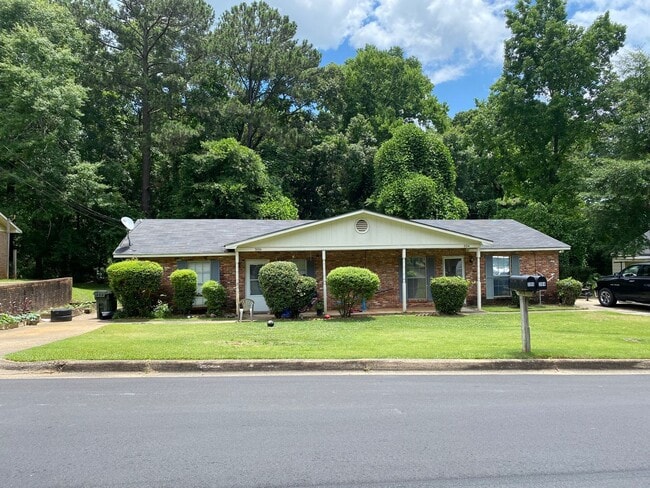 Building Photo - Duplex For Rent, Prime Location in Auburn!