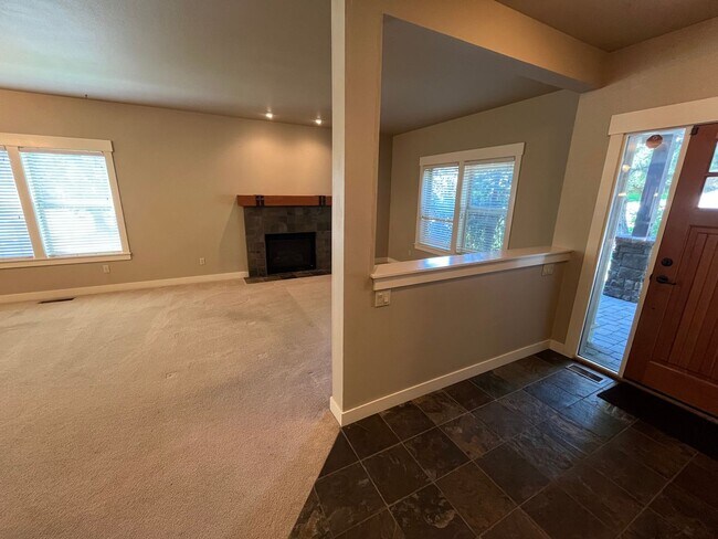 Building Photo - Landscape Maintenance Included! Spacious 3 Bed/2.5 Bath Home in SW Bend - Elder Ridge Street